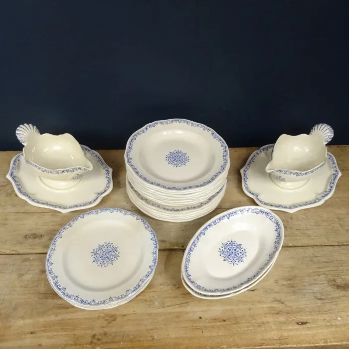 21 Assiettes & plats en GIEN XIXème à décor bleu - Le palais des bricoles