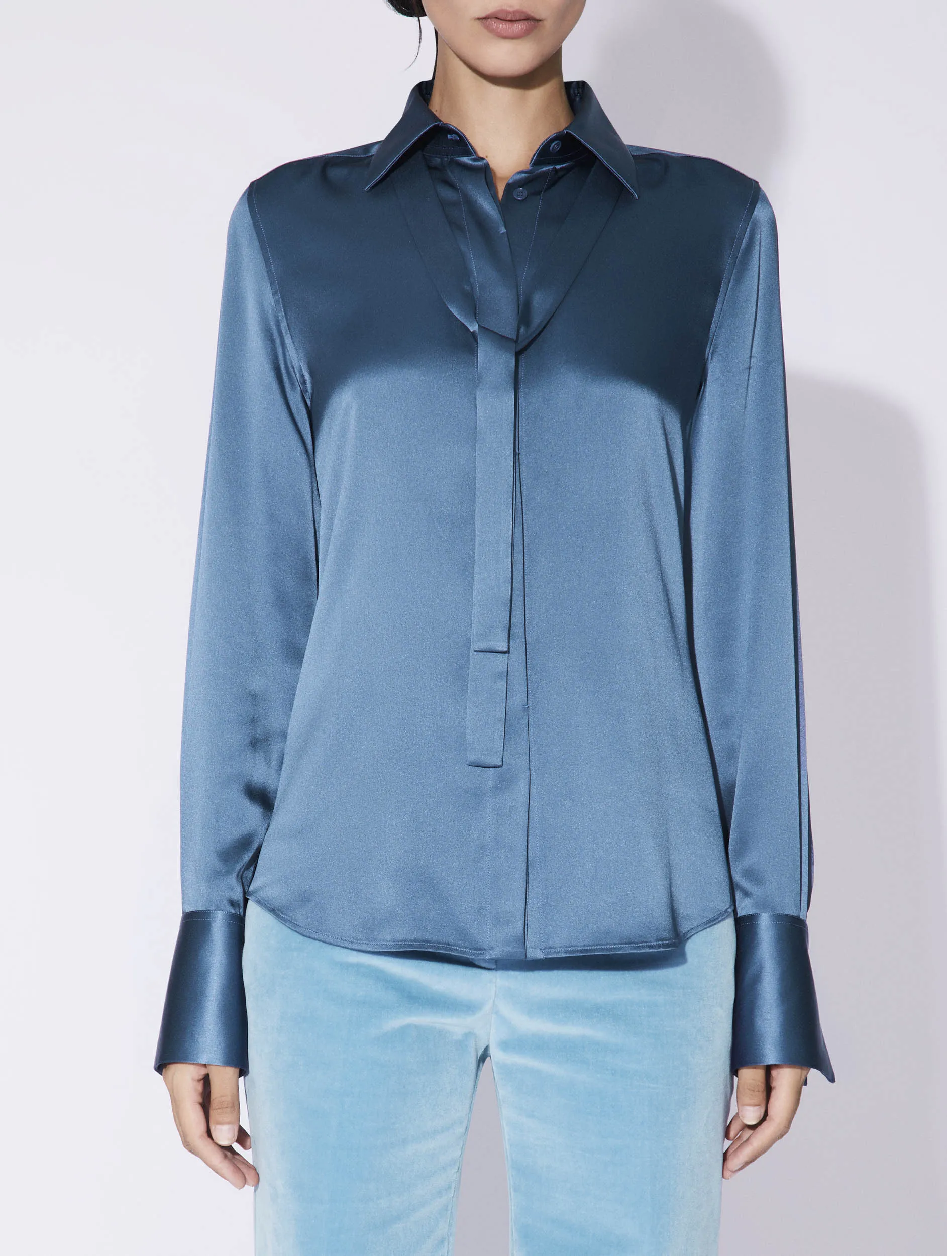 Chemise en satin de soie lavallière bleue
