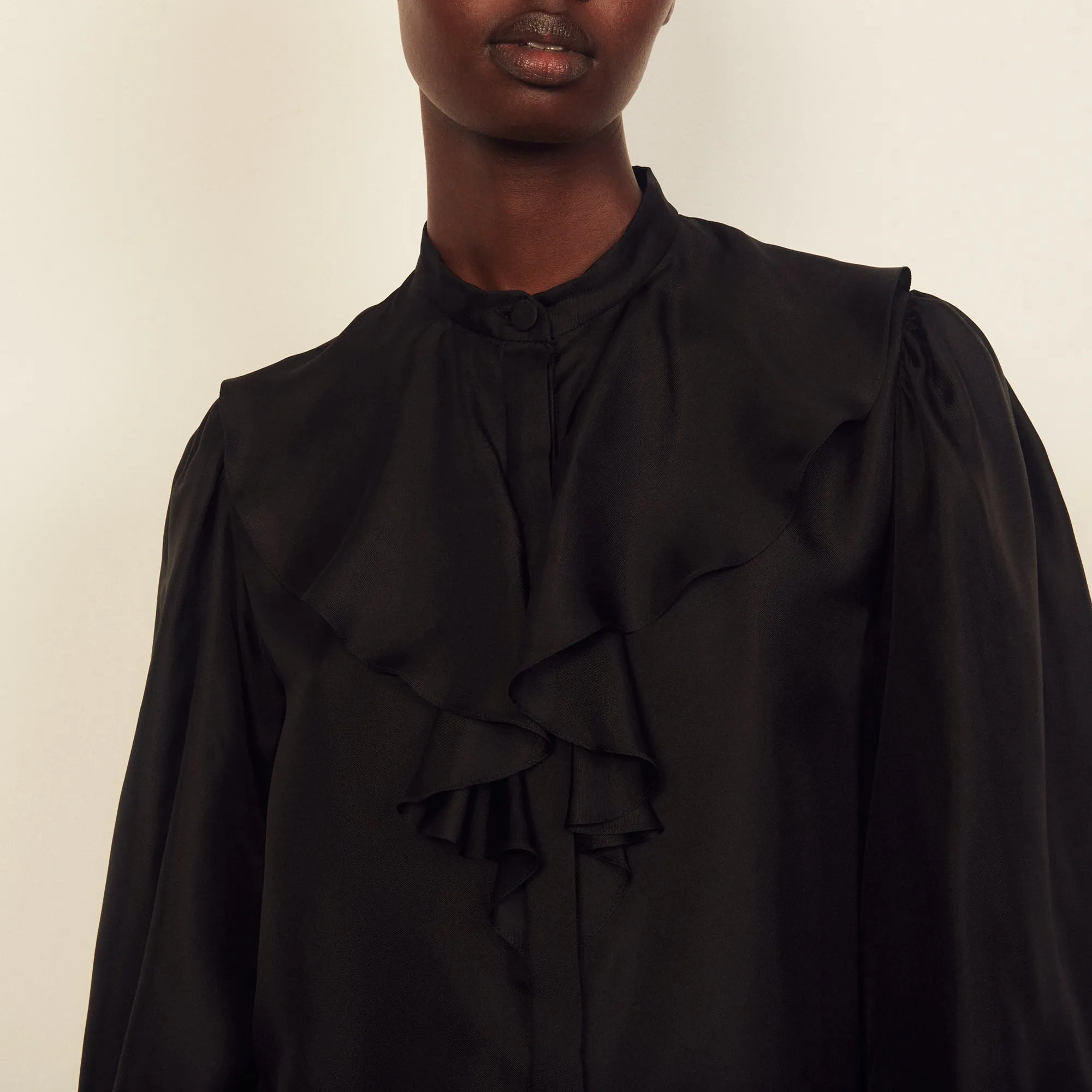 Chemise en soie à col jabot