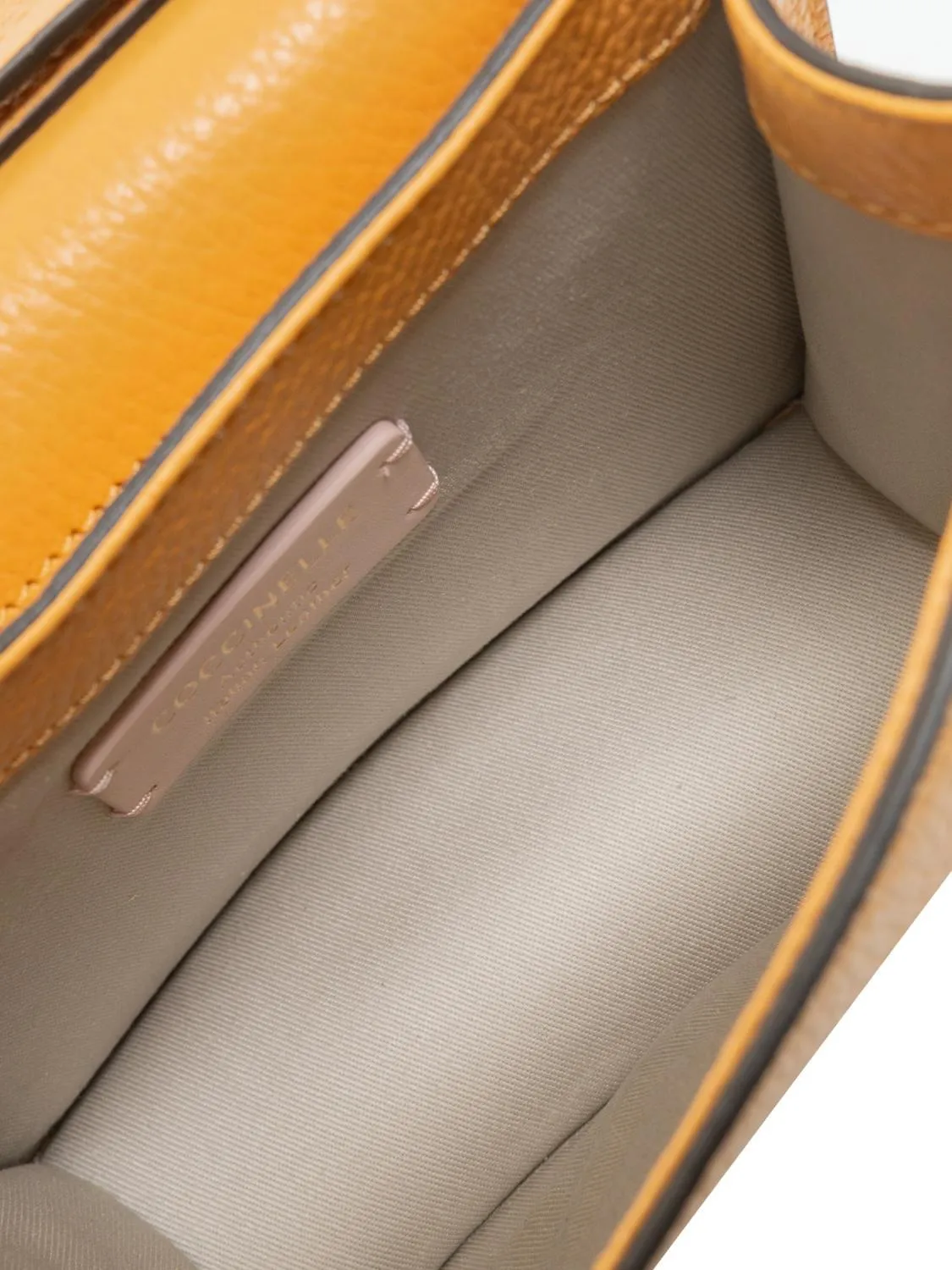 Coccinelle Tulip Sac Bandoulière En Cuir Martelé Abricot - Achetez À Prix Outlet!